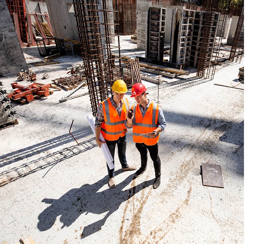 Ingenieros revisando los planos estructurales de una obra